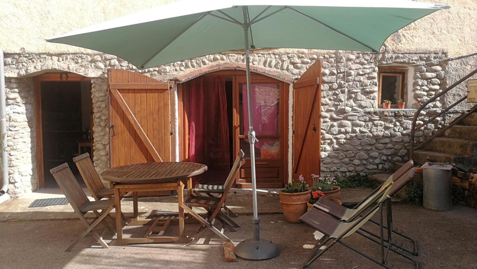 Hotel La Cirerole Casteil Esterno foto