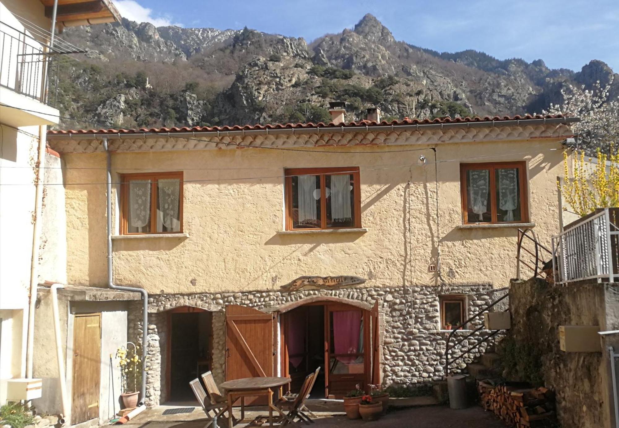 Hotel La Cirerole Casteil Esterno foto