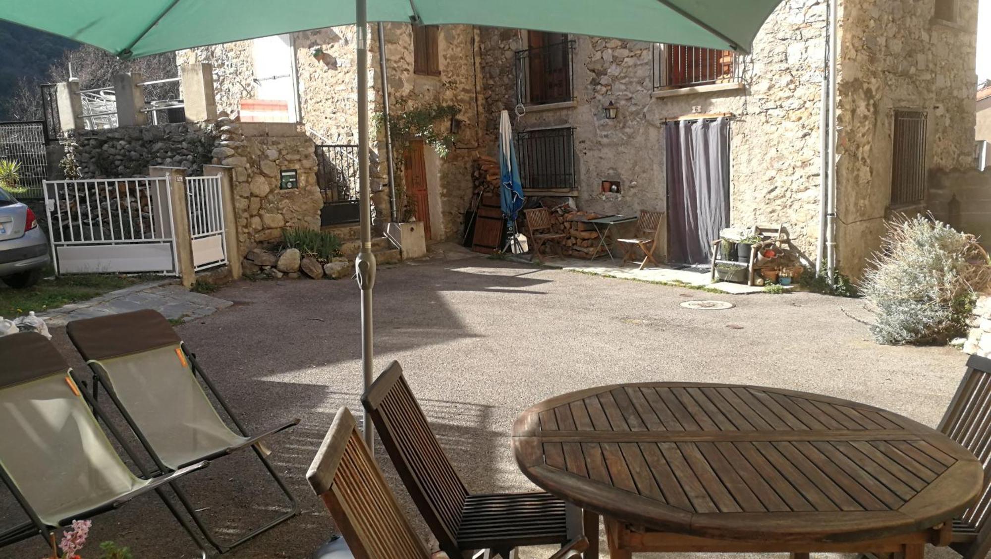 Hotel La Cirerole Casteil Esterno foto
