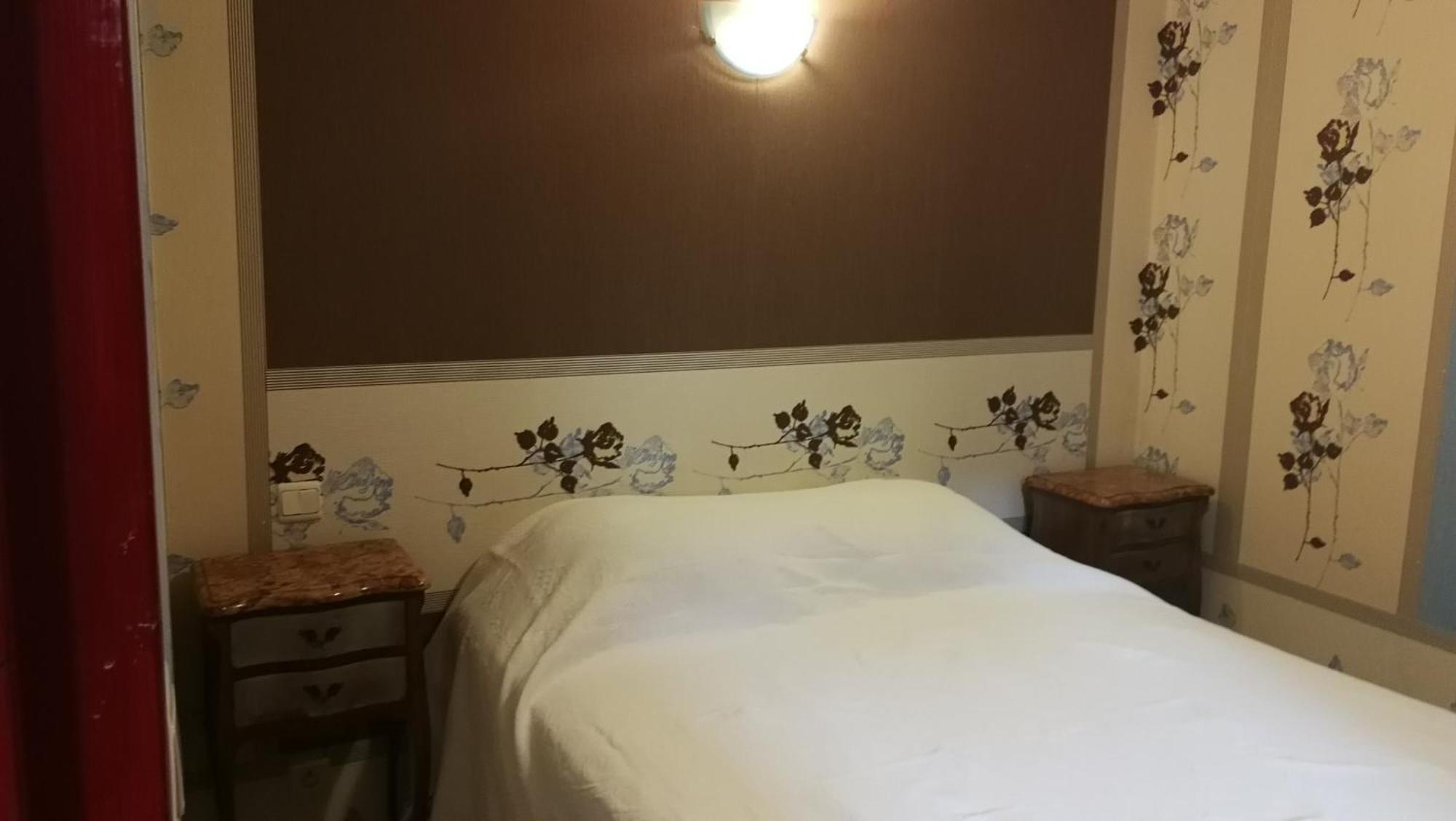 Hotel La Cirerole Casteil Esterno foto